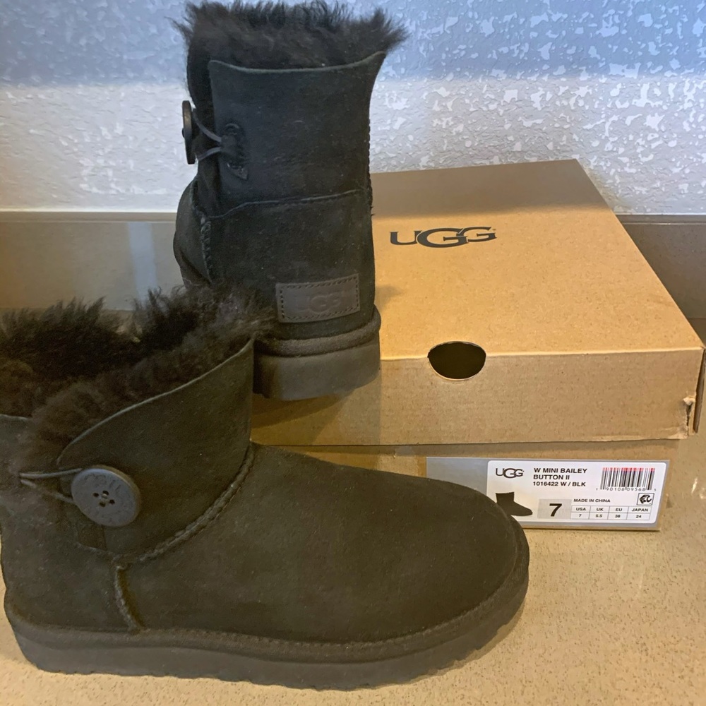 UGG Mini Bailey Button ii